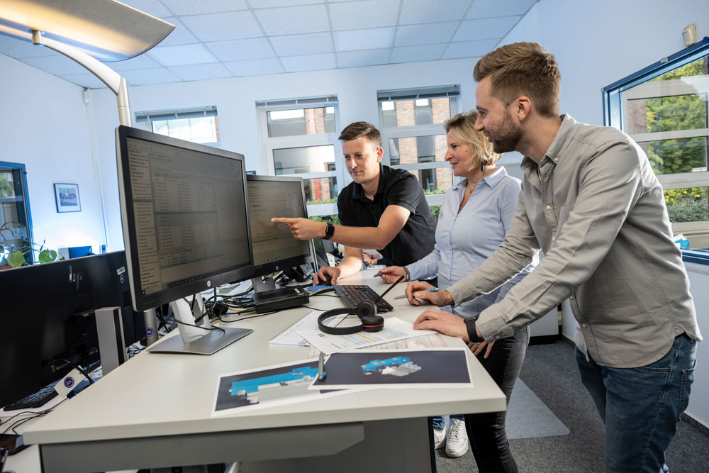 Ahlrich Siemens Mitarbeiter welche an einer Platine schraubt